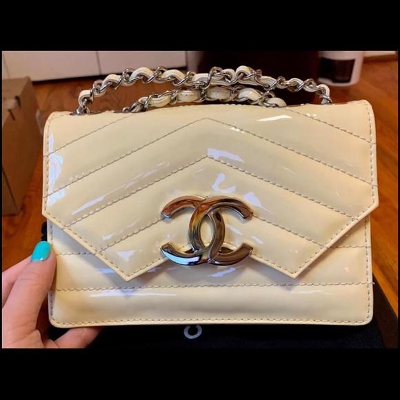 Chanel Mini Rectangular LE Creme Patent Leather - Picture 2 of 8